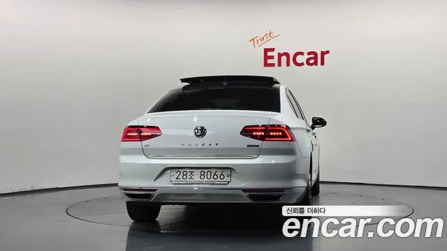 Volkswagen Passat (North America and China) 2018 thumb 4