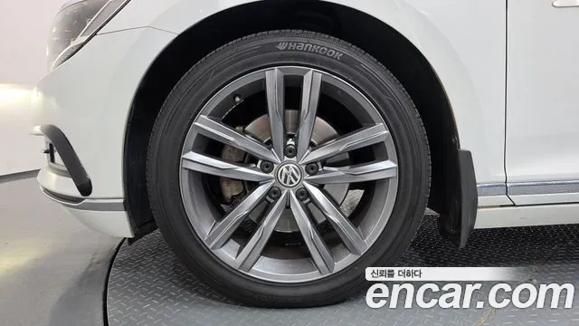 Volkswagen Passat (North America and China) 2018 thumb 5