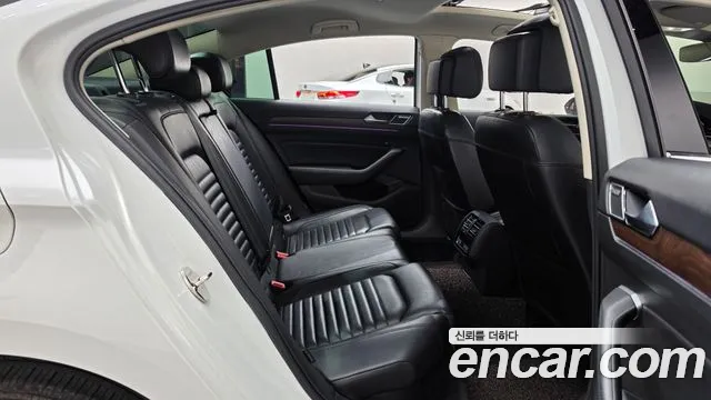 Volkswagen Passat (North America and China) 2018 thumb 11