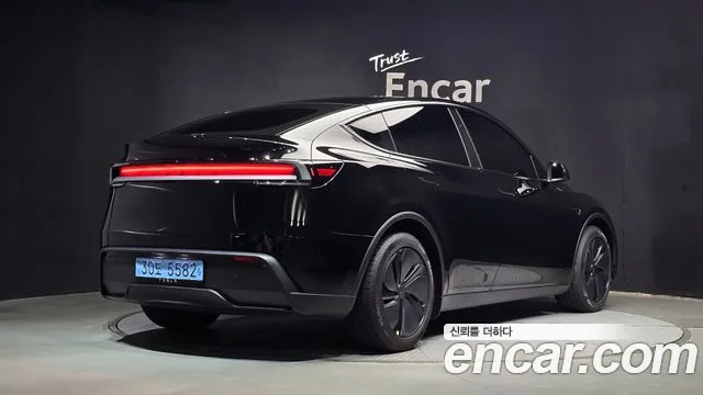 Tesla Model Y 2026 thumb 2