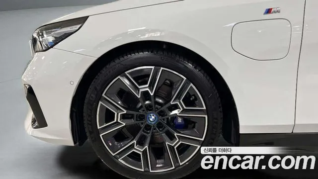 BMW 5-Series 2025 thumb 5