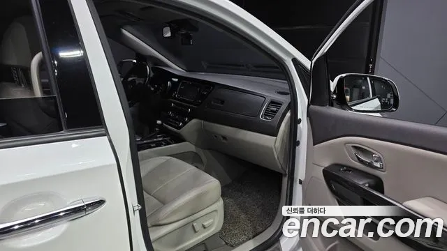 Kia Carnival 2018 thumb 11