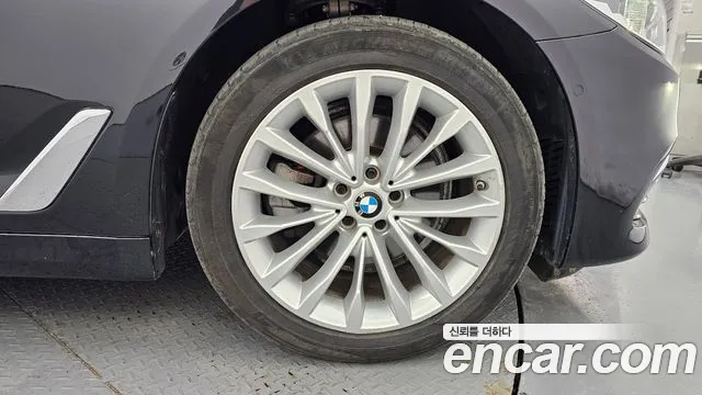 BMW 5-Series 2020 thumb 4