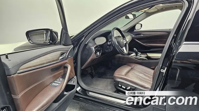 BMW 5-Series 2020 thumb 9