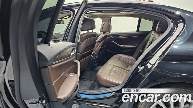 BMW 5-Series 2020 thumb 10