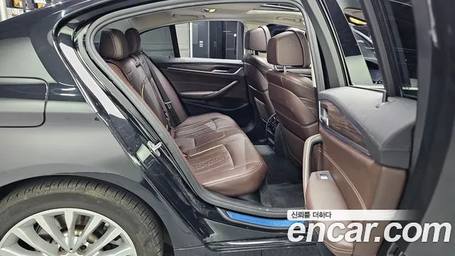 BMW 5-Series 2020 thumb 11