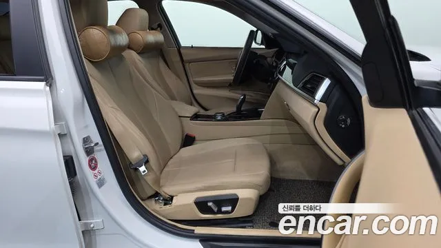 BMW 3-Series 2016 thumb 11