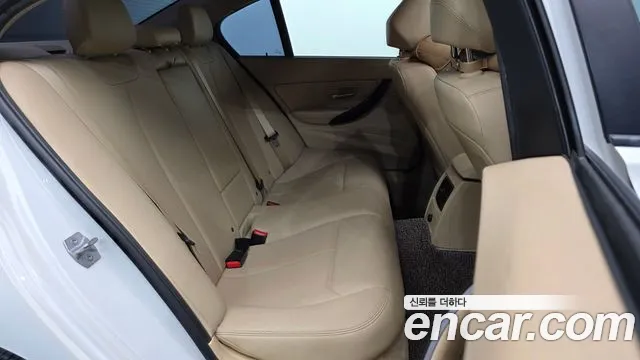 BMW 3-Series 2016 thumb 12