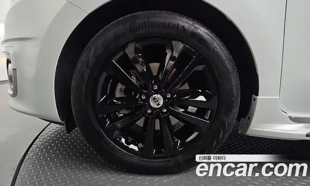 Kia Carnival 2015 thumb 4