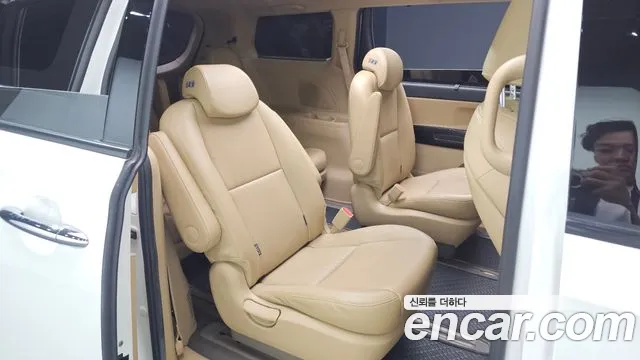 Kia Carnival 2015 thumb 10