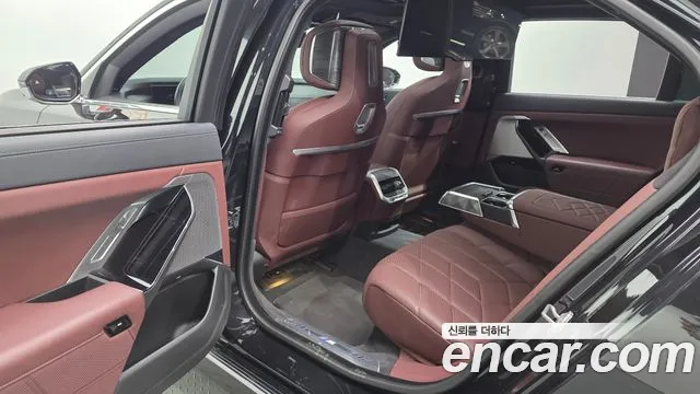 BMW 7-Series 2023 thumb 11