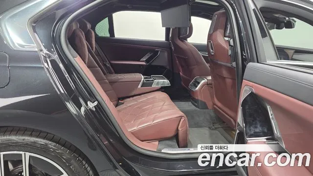 BMW 7-Series 2023 thumb 12