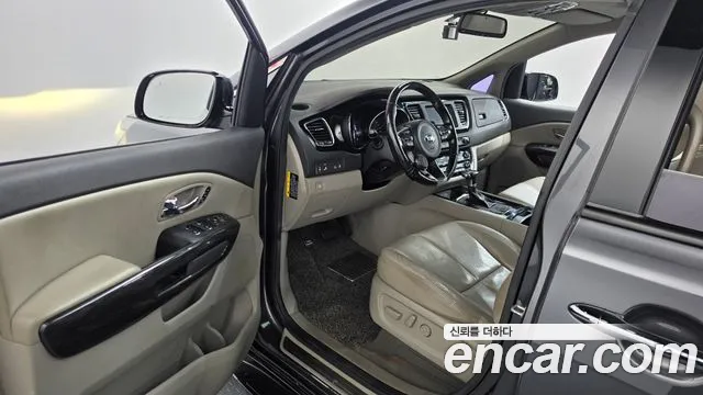 Kia Carnival 2017 thumb 10