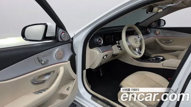 Mercedes-Benz E-Класс 2017 thumb 10