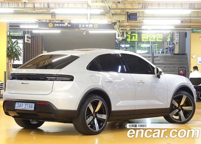 Porsche Macan 2026 thumb 2