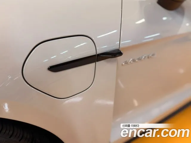 Porsche Taycan 2021 thumb 7
