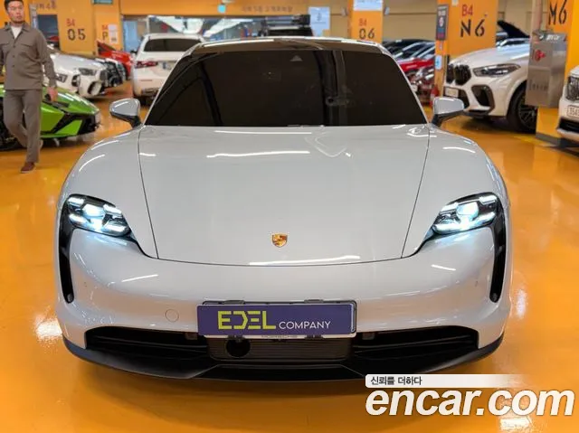 Porsche Taycan 2021 thumb 11
