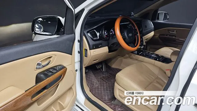 Kia Carnival 2015 thumb 10