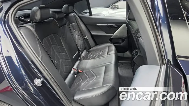 BMW 5-Series 2024 thumb 11