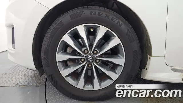 Kia Carnival 2015 thumb 5