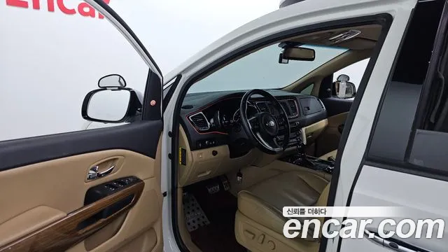 Kia Carnival 2015 thumb 10