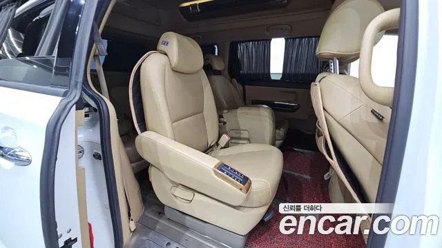 Kia Carnival 2015 thumb 11