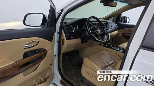 Kia Carnival 2016 thumb 10