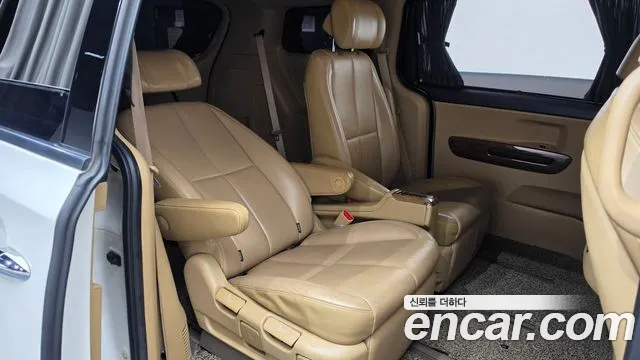 Kia Carnival 2016 thumb 11