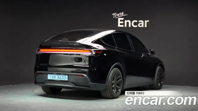 Tesla Model Y 2026 thumb 2