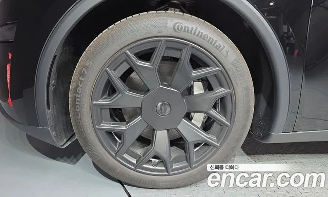 Tesla Model Y 2026 thumb 5