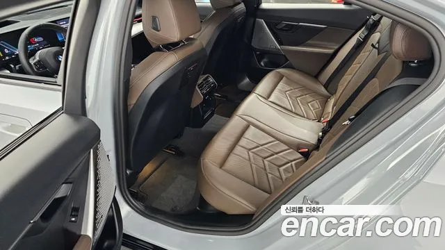 BMW 5-Series 2024 thumb 11