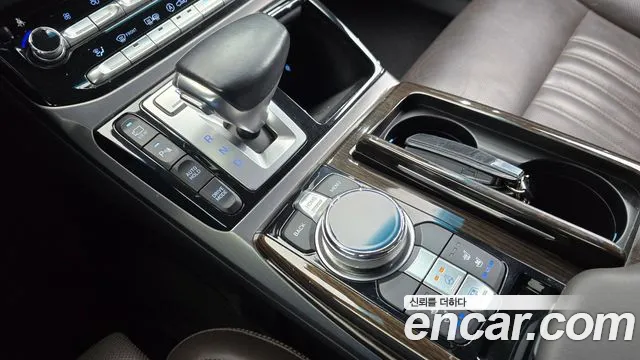 Genesis G90 2018 thumb 9