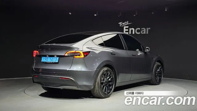 Tesla Model Y 2021 thumb 2