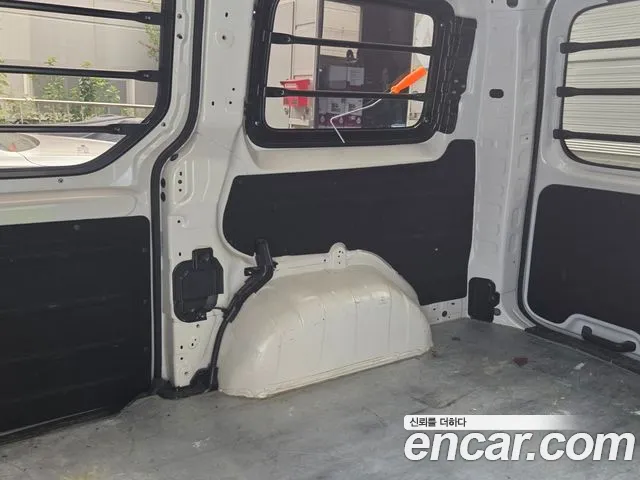 Hyundai Staria 2024 thumb 9