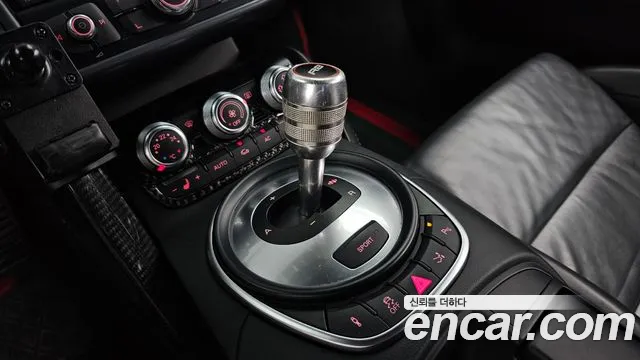 Audi R8 2011 thumb 9