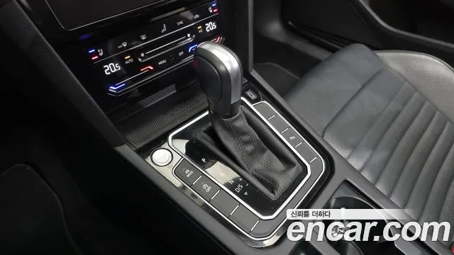 Volkswagen Passat (North America and China) 2022 thumb 8