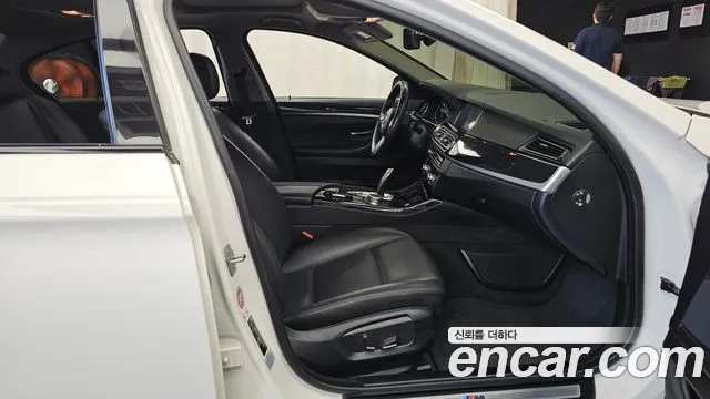 BMW 5-Series 2016 thumb 11