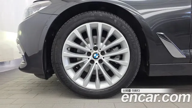 BMW 5-Series 2019 thumb 5