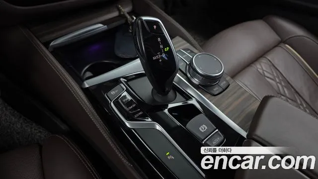 BMW 5-Series 2019 thumb 9