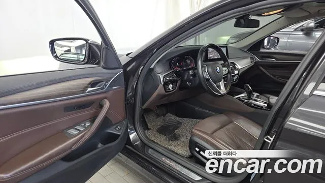 BMW 5-Series 2019 thumb 10