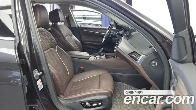 BMW 5-Series 2019 thumb 11
