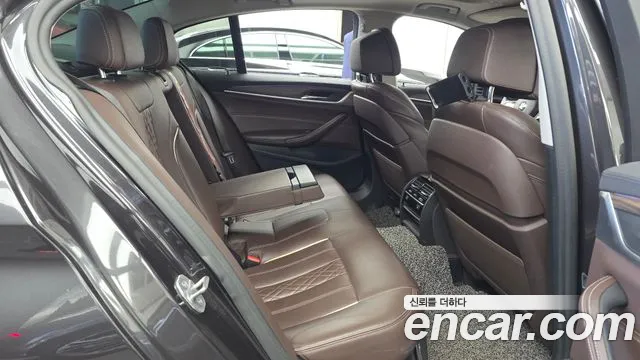 BMW 5-Series 2019 thumb 12