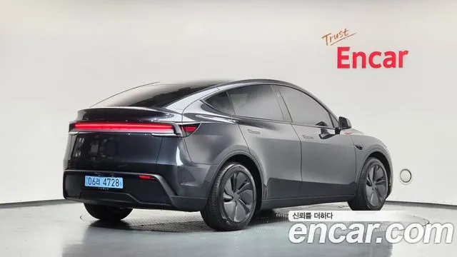 Tesla Model Y 2025 thumb 2