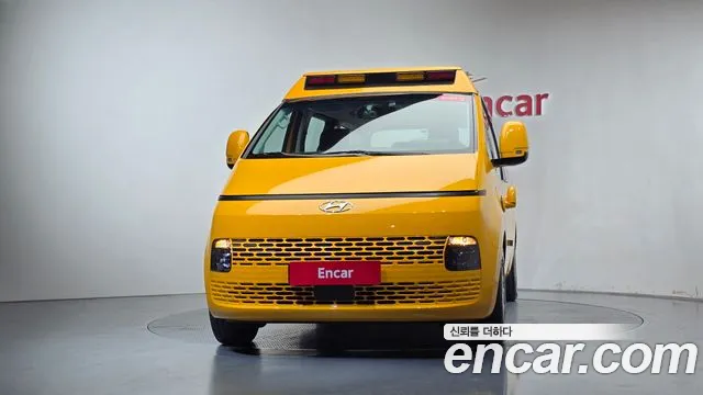 Hyundai Staria 2023 thumb 2