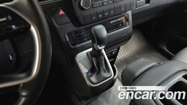 Hyundai Staria 2023 thumb 8