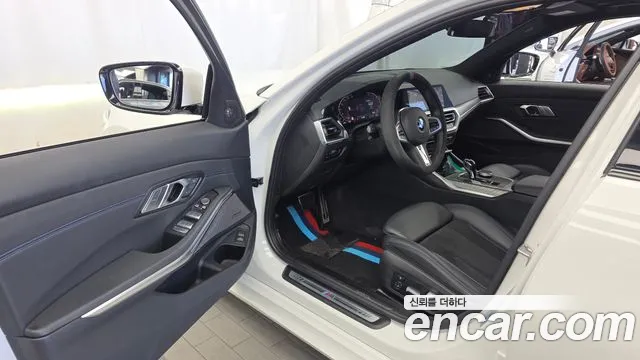 BMW 3-Series 2020 thumb 10