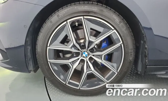 BMW 5-Series 2024 thumb 5