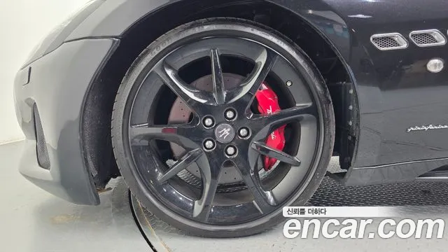 Maserati GranTurismo 2015 thumb 5