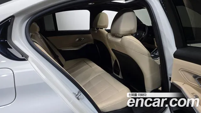 BMW 3-Series 2024 thumb 11
