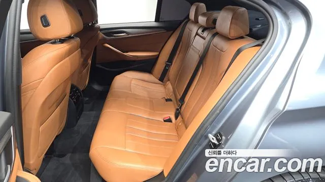 BMW 5-Series 2017 thumb 11